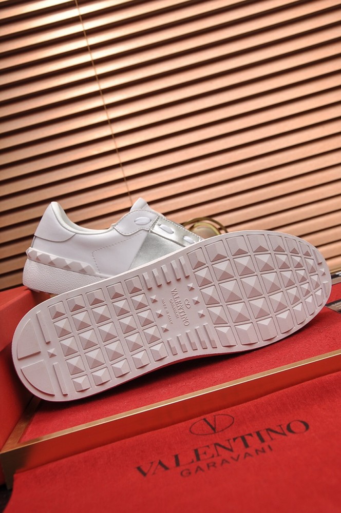 Valentino Garavani Rockstud Untitled calfskin sneaker 32