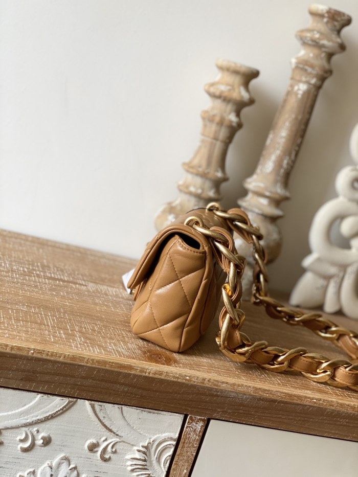 Handbag Chanel 3213 size 13*17*6 cm