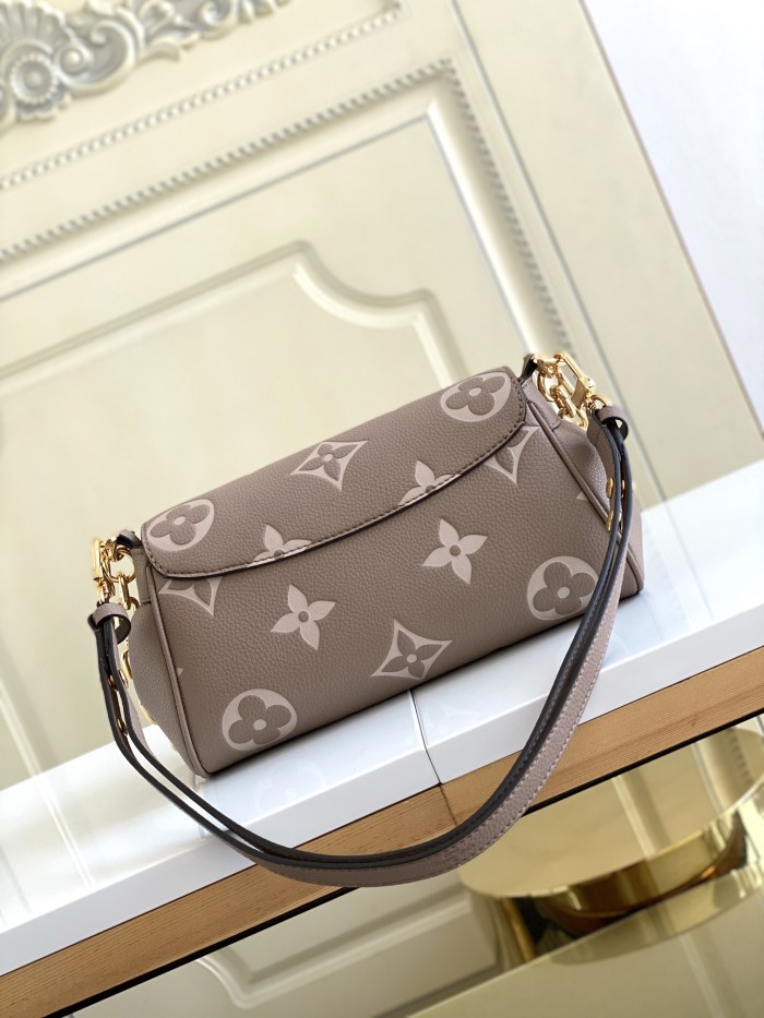 Handbag Louis Vuitton M45836 size 24 x 14 x 9 cm