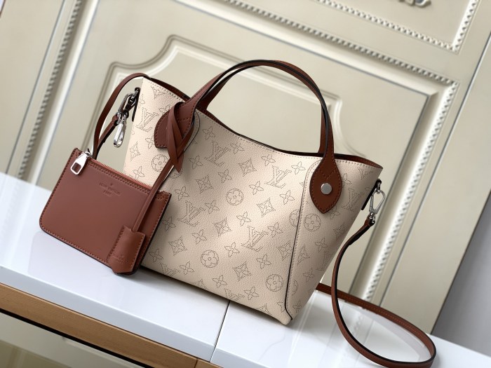 Handbag Louis Vuitton M54351 size 23 x 21 x 13 cm