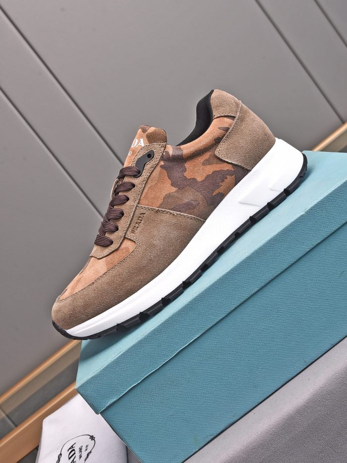 Prada Low Top sneaker 32