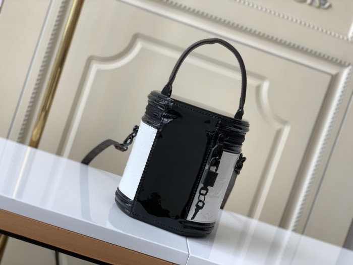 Handbag Louis Vuitton M20487 size 15 x 17 x 15 cm