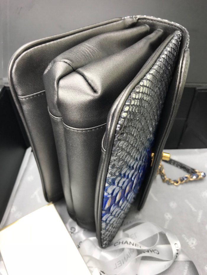 Handbag Chanel size 24.5cm*15.5cm*8.5 cm.