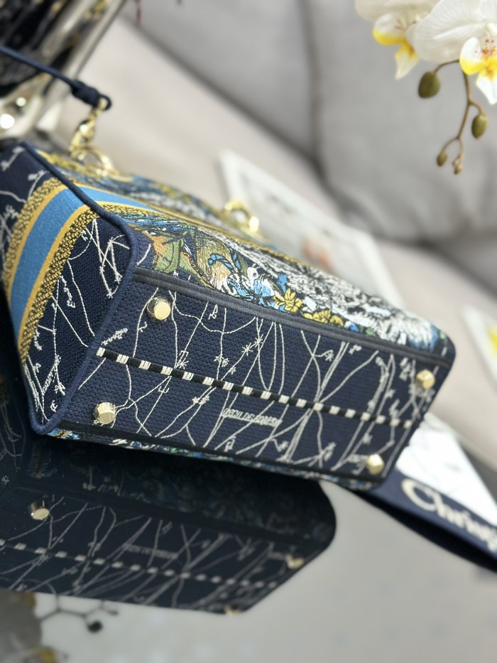 Handbag Dior M0565 size 24*20*11 cm