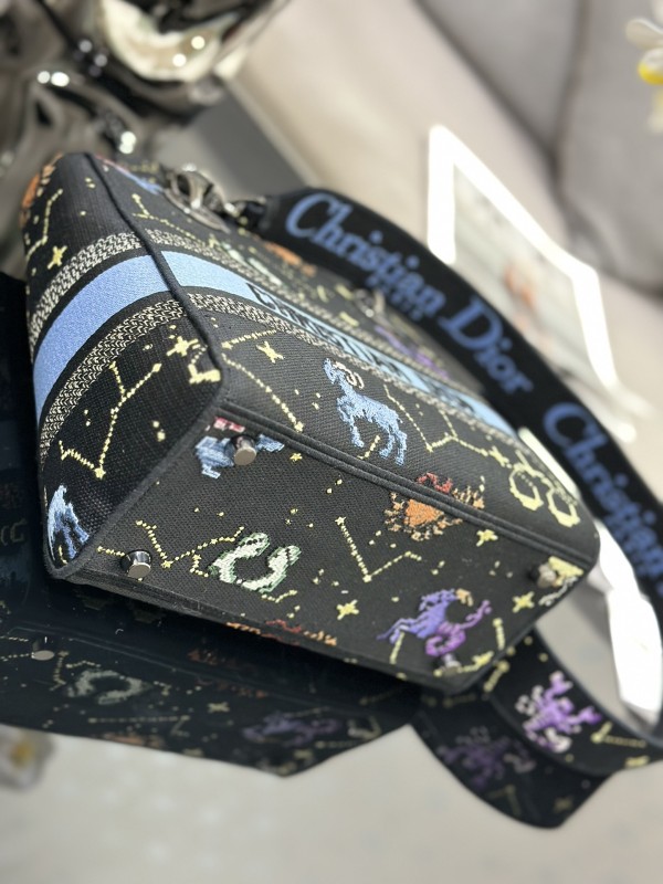 Handbag Dior M0565 size 24 x 20 x 11 cm