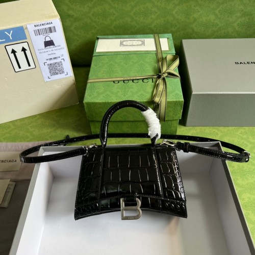 Handbag Gucci 5928331 size 19*13*8 cm