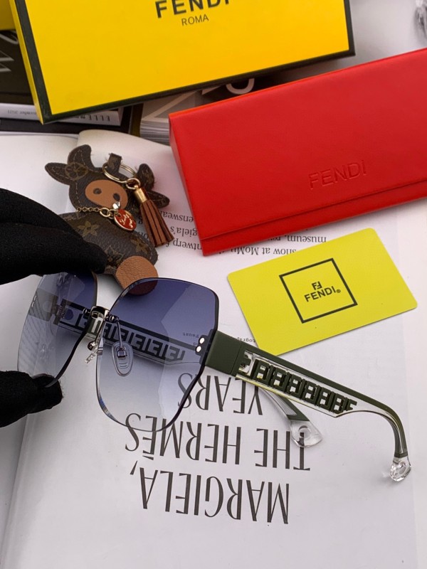 Sunglasses Fendi FD8220