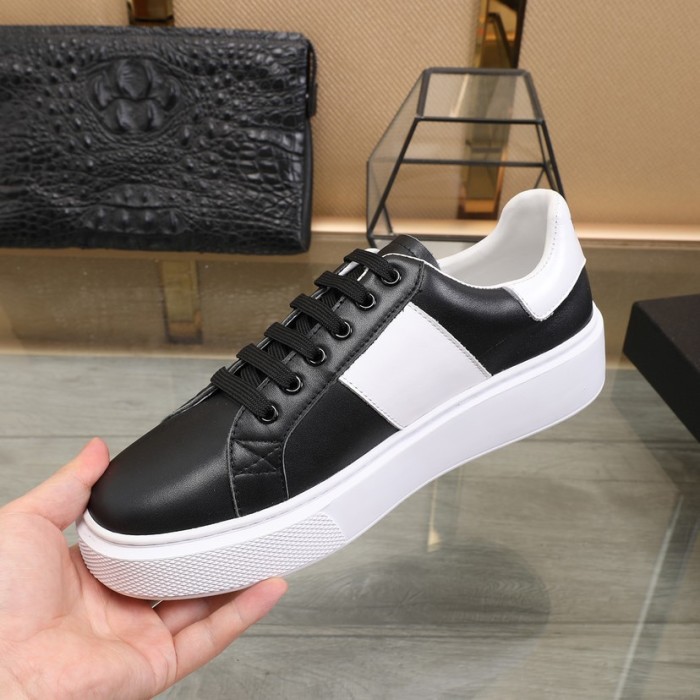 Prada Low Top sneaker 37