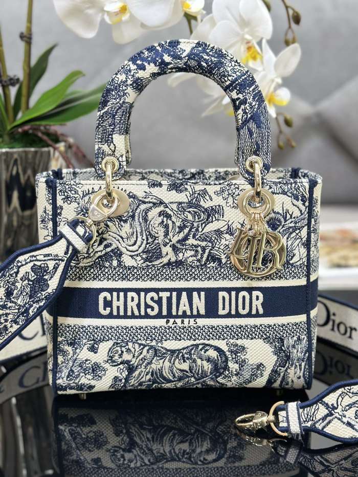 Handbag Dior M0565 size 24 x 20 x 11 cm