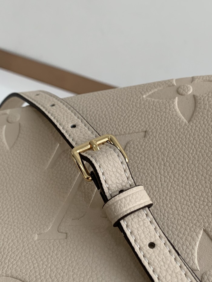 Handbag Louis Vuitton 46099 size 22 x 14 x 9 cm