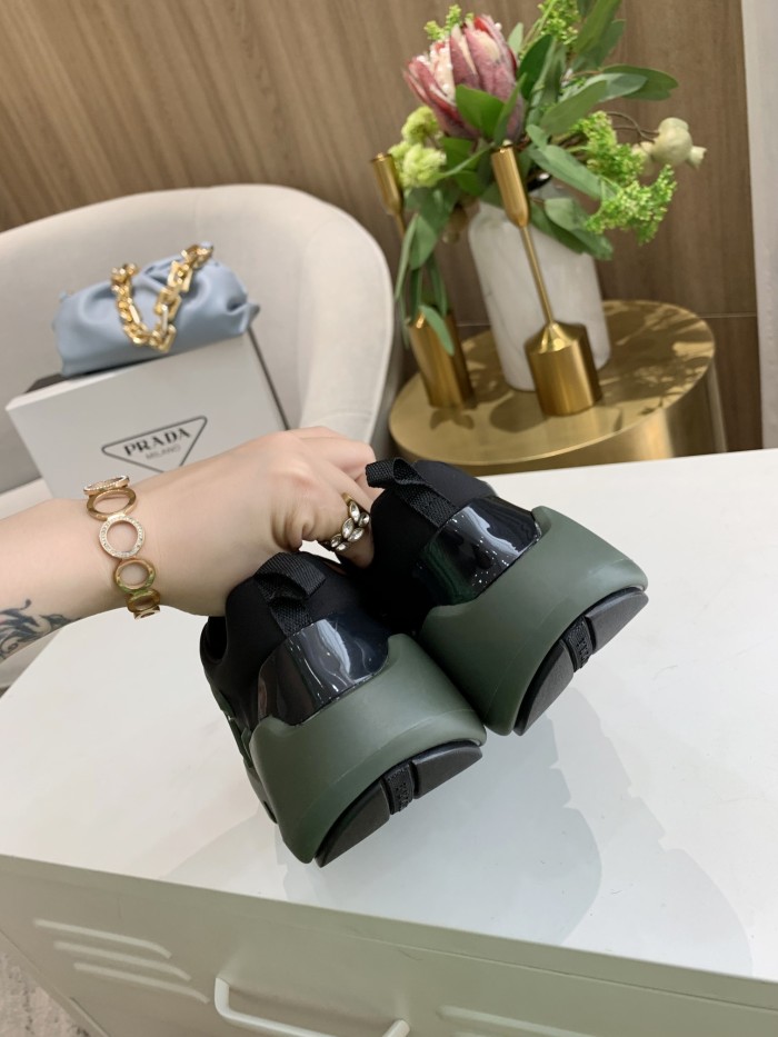 Prada Low Top sneaker 41