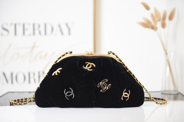 Handbag Chanel AS2137 size 16 27.5 14 cm