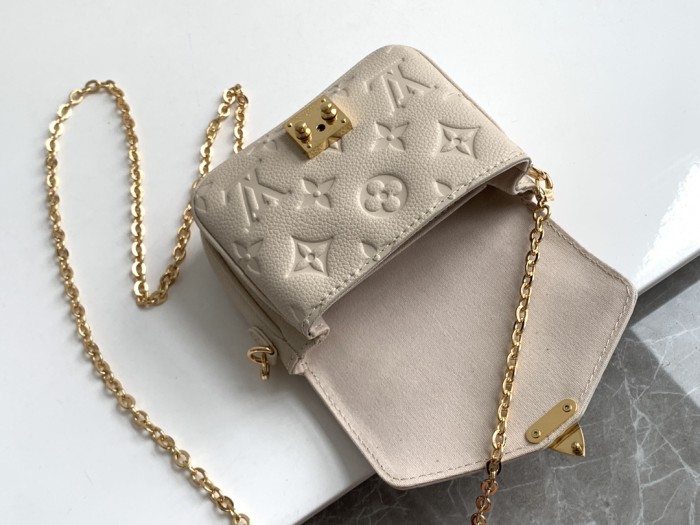 Handbag Louis Vuitton M81390 size 14 x 11 x 3.5 cm