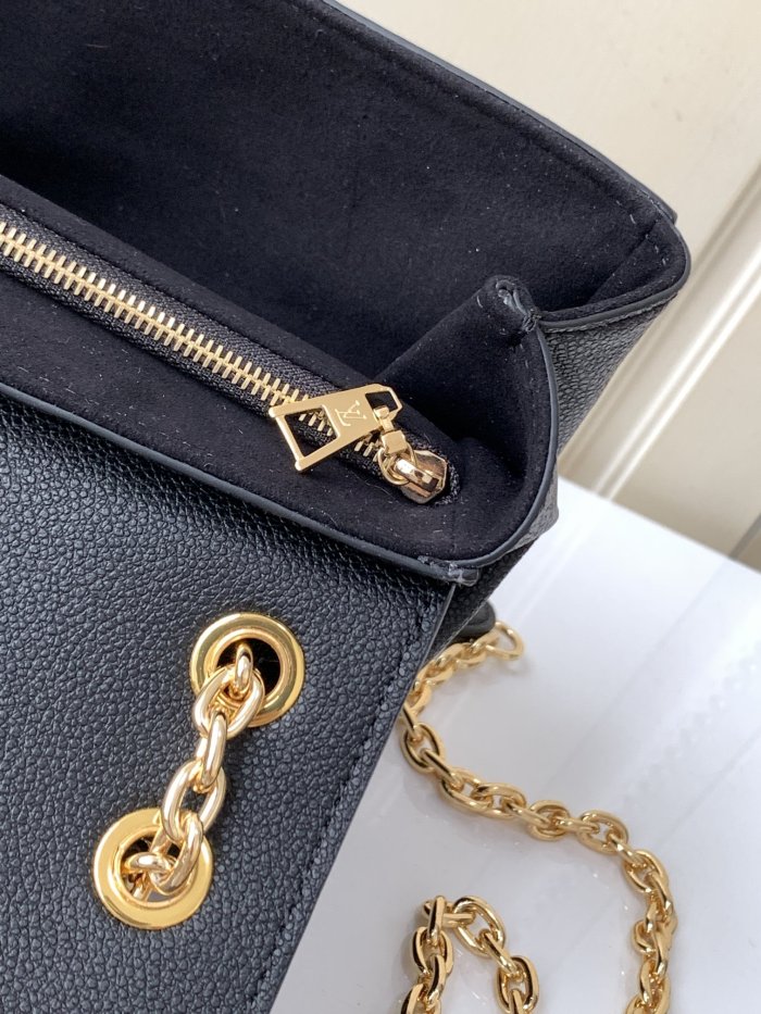 Handbag Louis Vuitton M44151 size 25 x 17 x 9.5 cm