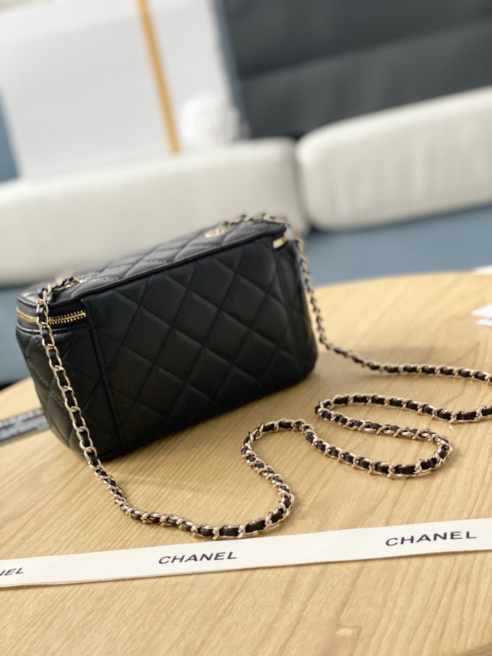 Handbag Chanel 81341 size 9.5*17*8 cm