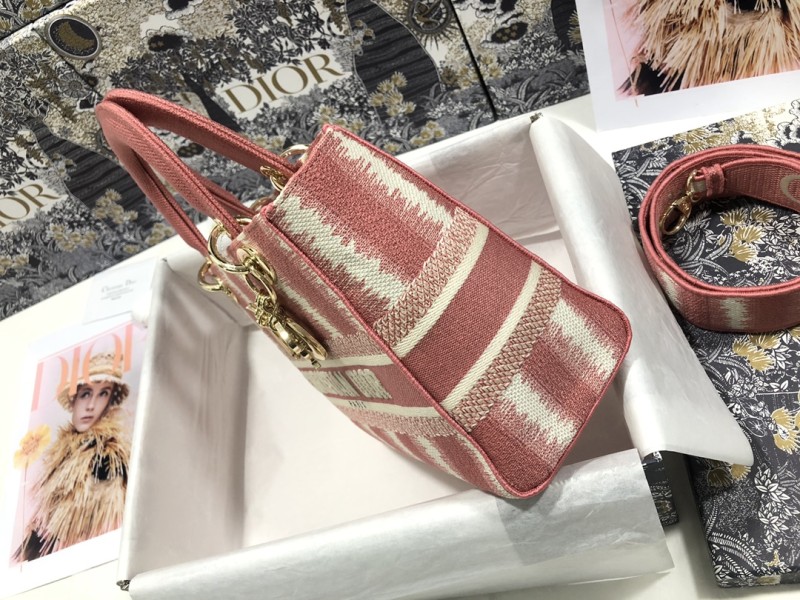 Handbag Dior M0565 size 24 x 20 x 11 cm