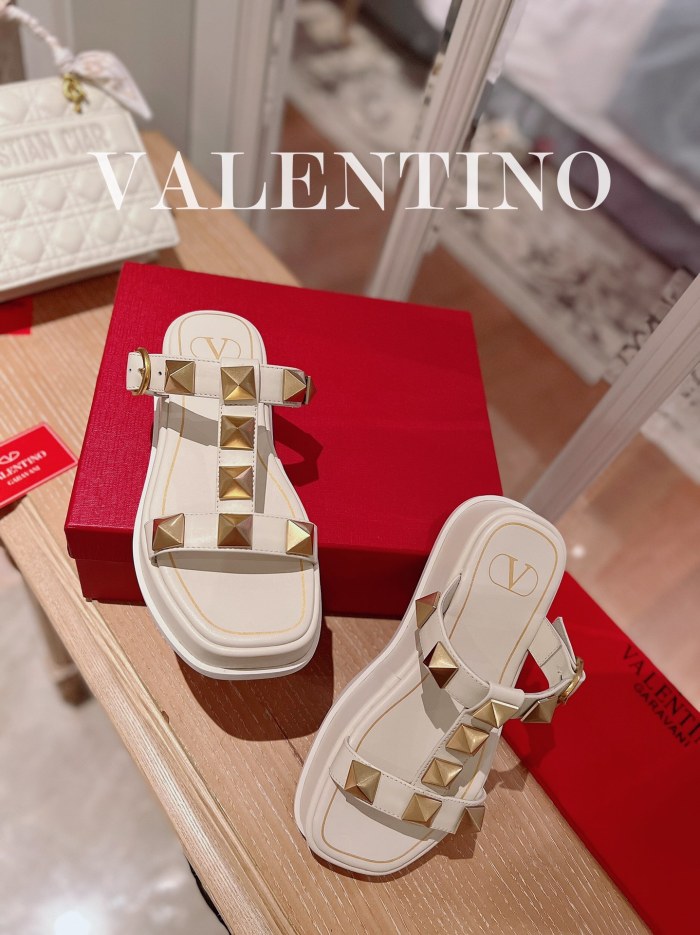 VALENTINO GARAVANI Roman Stud WOMEN 1