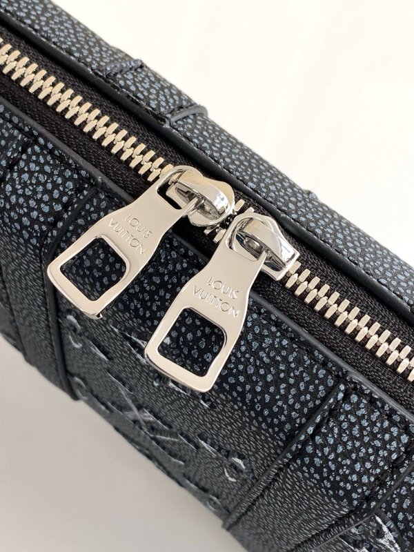 Handbag Louis Vuitton M81776 size 22.5-14-5 cm