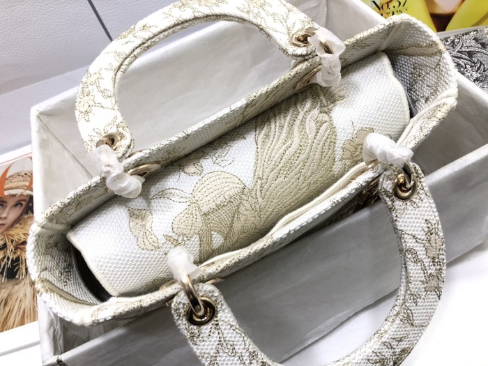 Handbag Dior M0565 size 24 x 20 x 11 cm