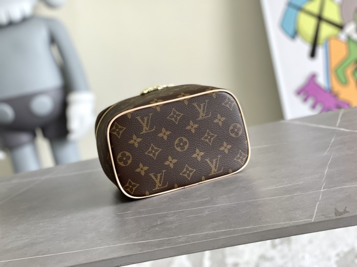 Handbag Louis Vuitton M42265 size 24.0 x 18.0 x 14.5 cm M44495 size 20×13.5×12 cm M44936 size:14*10.2*8.5cm