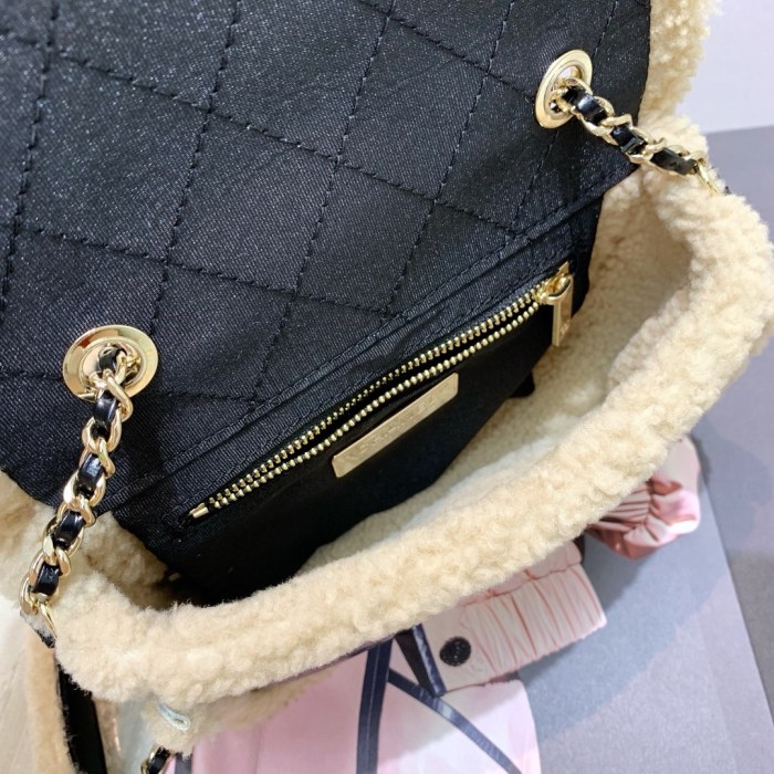 Handbag Chanel AS0321 size 18 13 8 cm