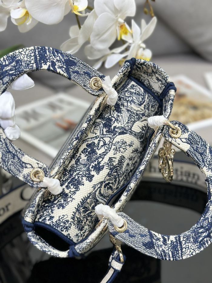 Handbag Dior M0565 size 24 x 20 x 11 cm