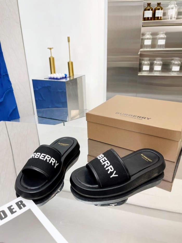 BURBERRY Buckingham Slides WOMEN 1