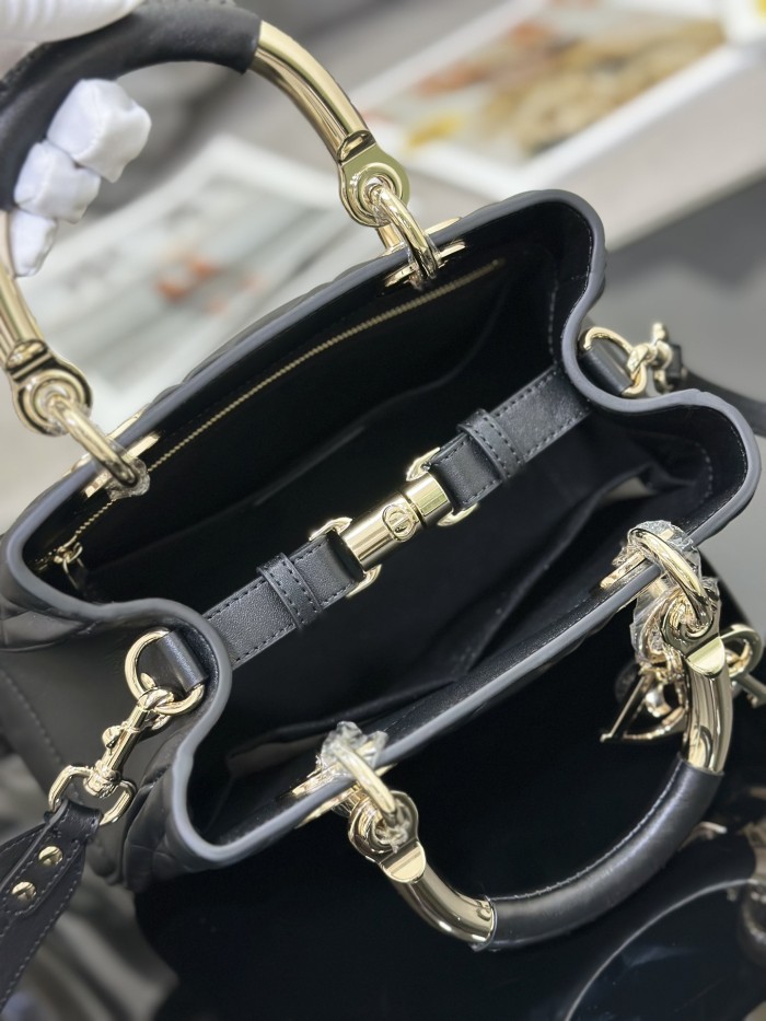 Handbag Dior M0565 size 22 cm