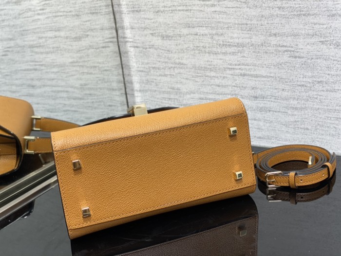 Handbag VALEXTRA size 𝟐𝟐*𝟏𝟔'𝟓*𝟏𝟐 𝐂𝐦