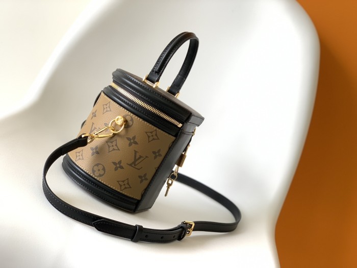 Handbag Louis Vuitton M43986 size 15x17x15cm