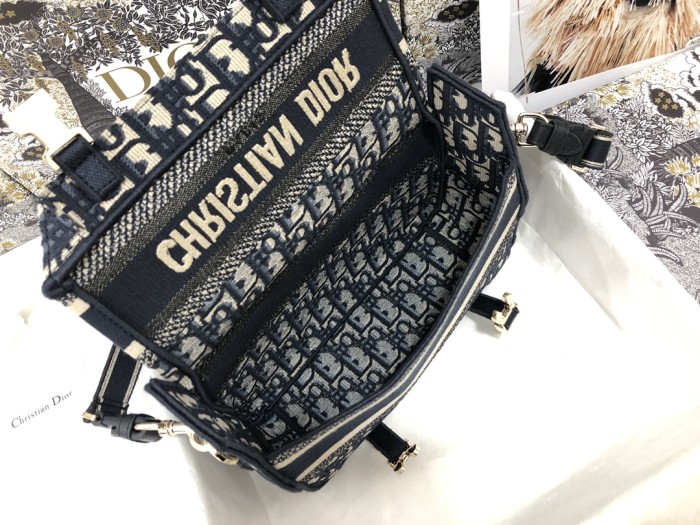 Handbag Dior M1241 size 23 x 15 x 8 cm