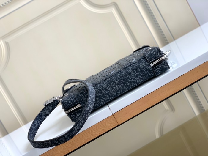 Handbag Louis Vuitton M81776 size 22.5-14-5 cm