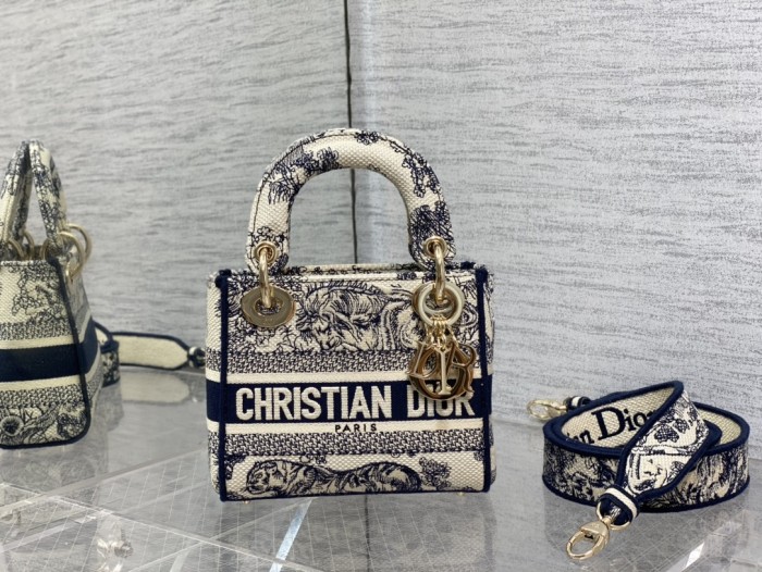 Handbag Dior size 𝟏𝟕 𝐜𝐦
