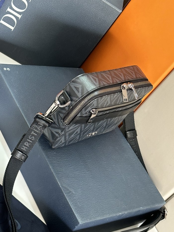 Handbag Dior 93307 size 22 x 15 x 6 cm