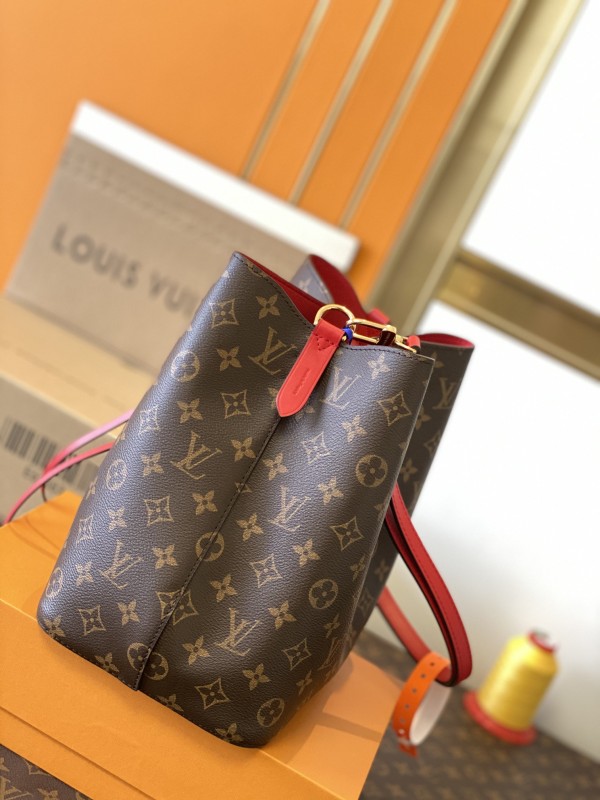 Handbag Louis Vuitton M44021 size 26x26x17.5cm