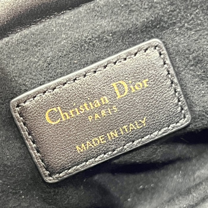 Handbag Dior 0981 size 19 x 13 x 5 cm