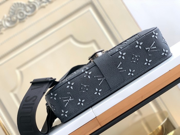 Handbag Louis Vuitton m21358 size 35 x 24 x 8 cm