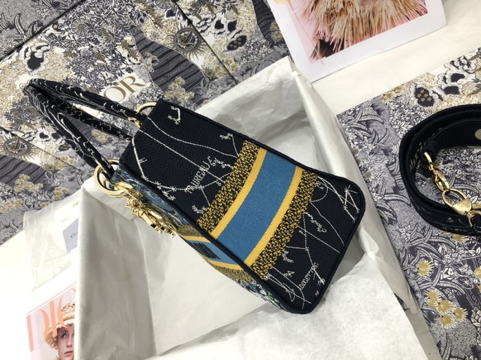 Handbag Dior M0565 size 24*20*11 cm