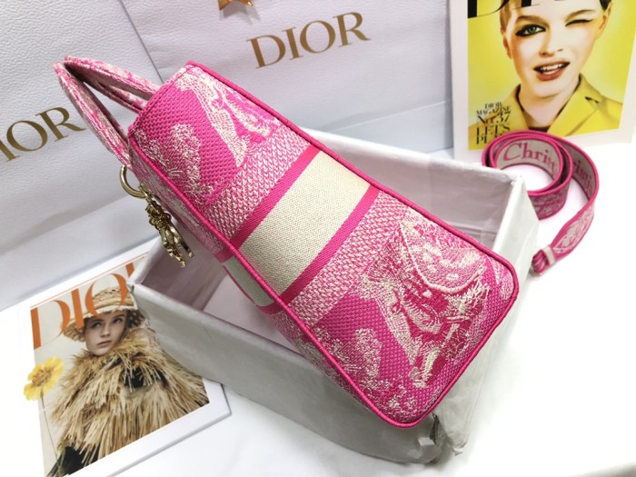 Handbag Dior M0566 size 32 x 25 x 11 cm