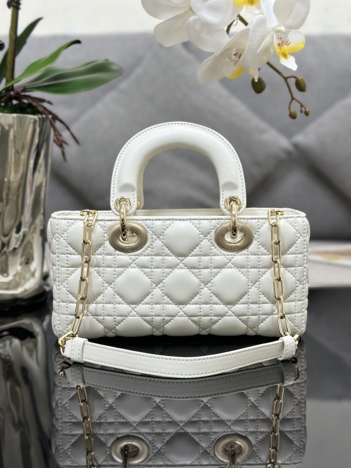 Handbag Dior M0613 size 22 x 12 x 6 cm