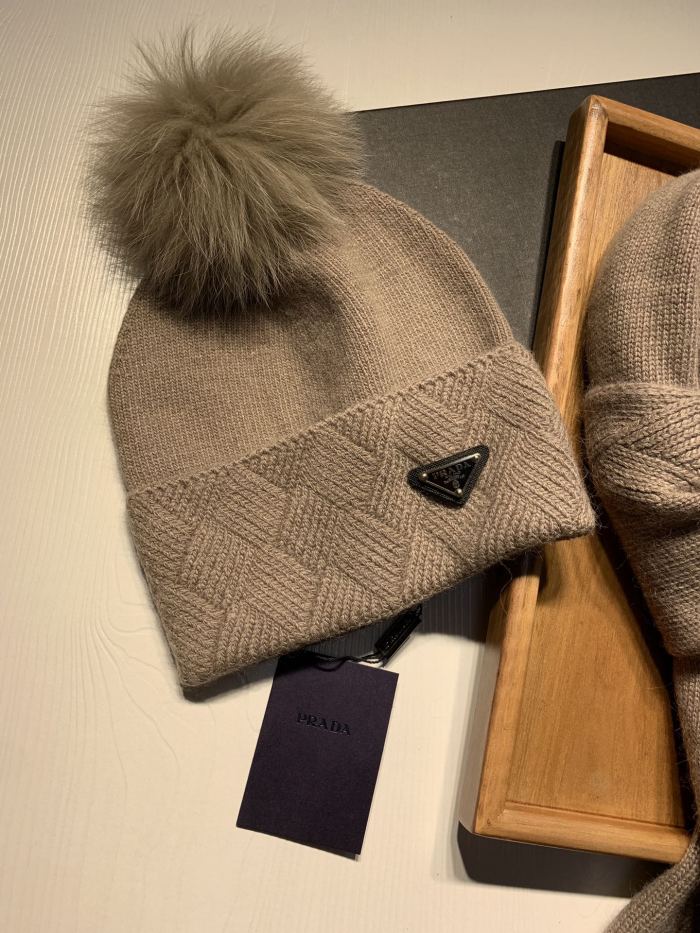 Hat & Scarf Prada 3
