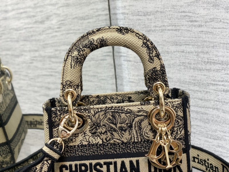 Handbag Dior size 𝟏𝟕 𝐜𝐦