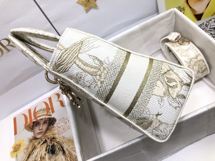 Handbag Dior M0565 size 24 x 20 x 11 cm