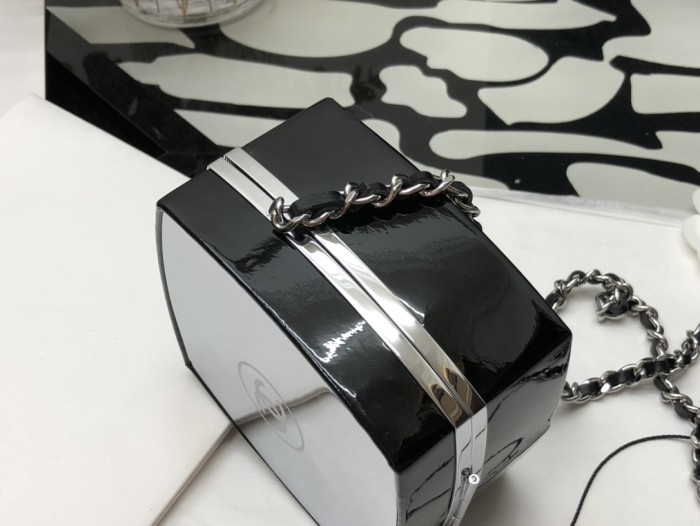 Handbag Chanel size 12.7*12.7*7.6 cm