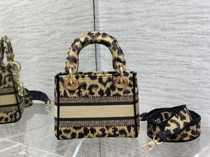 Handbag Dior size 𝟏𝟕 𝐜𝐦