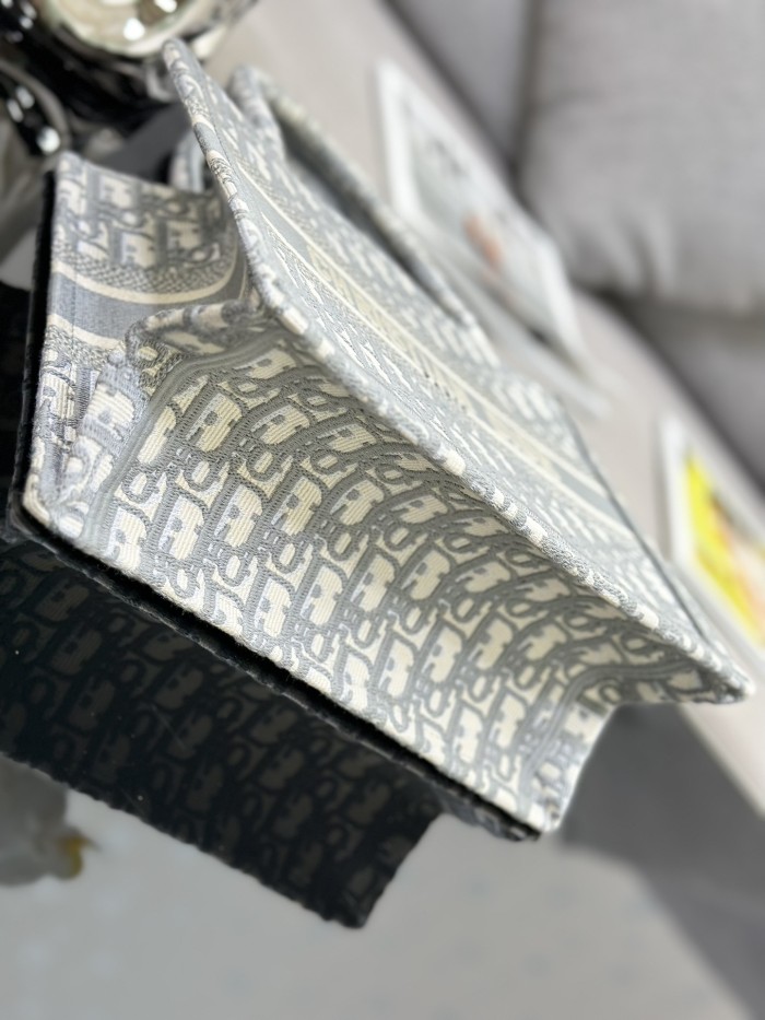 Handbag Dior M1286 size 26.5 x 21 x 14 cm