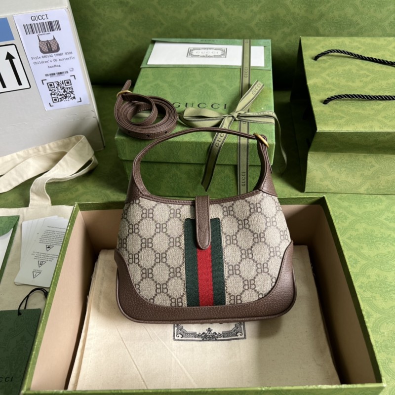 Handbag Gucci 680132 size 19*13*3 cm