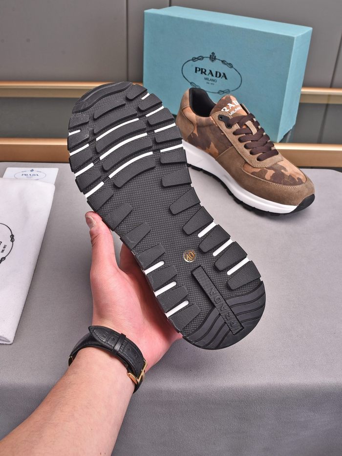 Prada Low Top sneaker 32