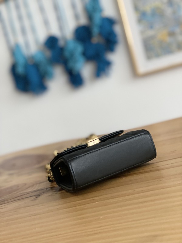 Handbag Chanel AP81212 size 8.5*11*4 cm