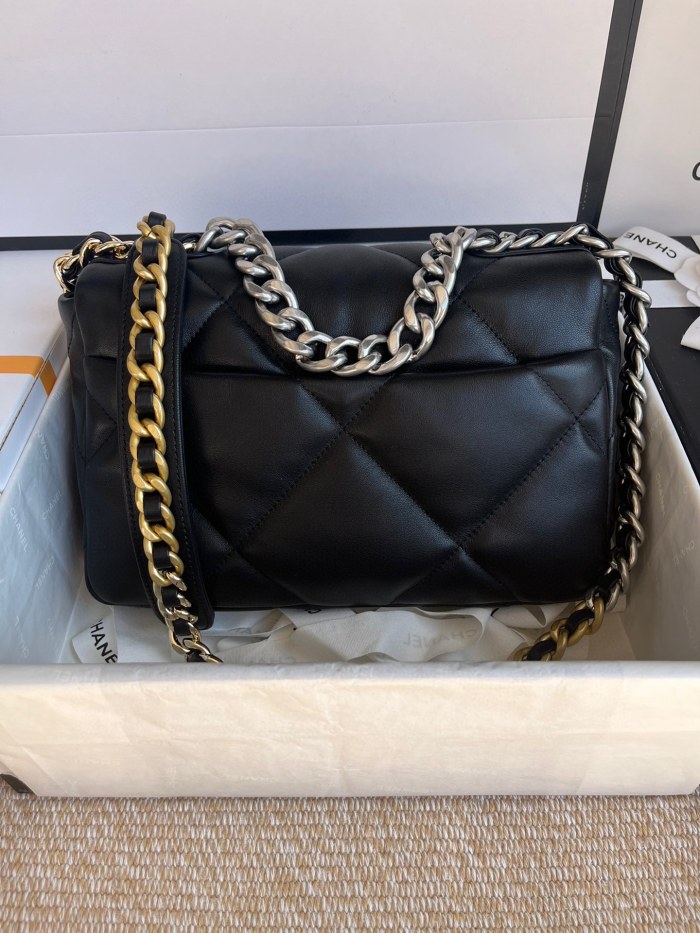Handbag Chanel size 26cm／30 cm